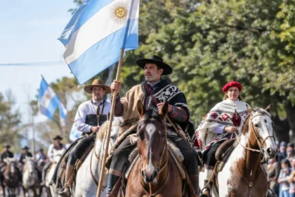 Participantes con banderas argentinas durante una multitudinaria celebración bonaerense