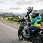 A qué edad se puede llevar a un menor en moto y cuáles son las exigencias para evitar multas