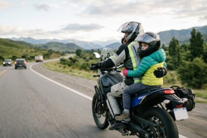 A qué edad se puede llevar a un menor en moto y cuáles son las exigencias para evitar multas