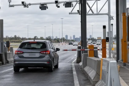 Auto atravesando un peaje con cámaras de control automático