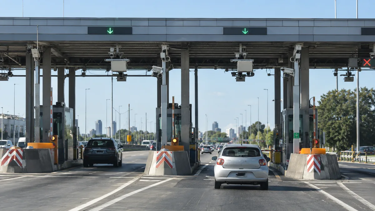 Confirmado: desde este martes las cámaras podrán detectar a quienes crucen sin telepase y la falta puede terminar en multa 2 Autos acercándose a un peaje con carriles automáticos y señalización