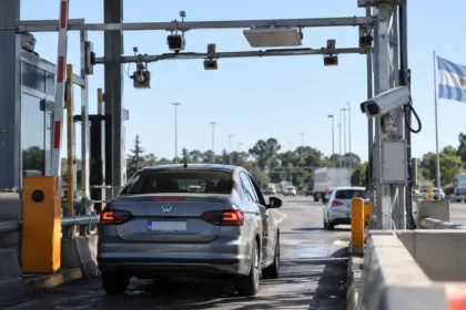 Vehículo circulando por una estación de peaje con cámaras y sensores