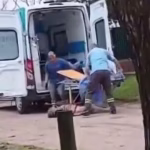 Escándalo en mar de ajó: un paciente cayó de la camilla en pleno traslado