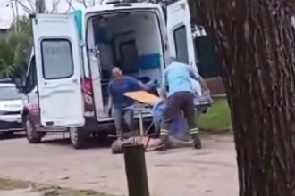 Escándalo en mar de ajó: un paciente cayó de la camilla en pleno traslado