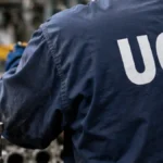 Trabajador metalúrgico en una planta industrial
