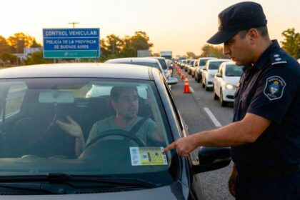 Vehículo realizando la verificación técnica vehicular en provincia de buenos aires