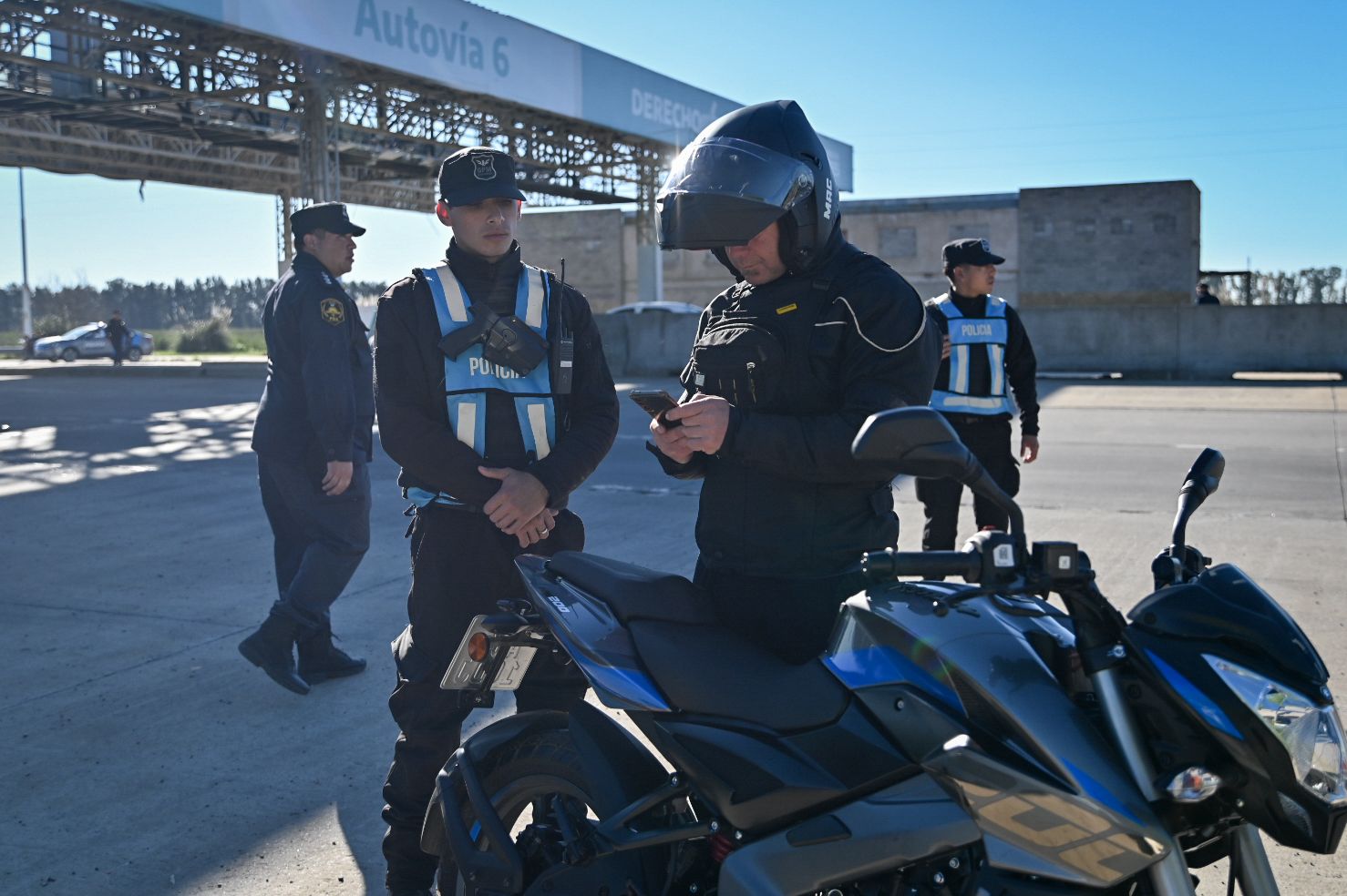 Personal policial durante un operativo en el acceso de san vicente
