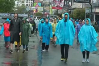 Bajo la lluvia y con mucha fe: una multitud avanza hacia luján