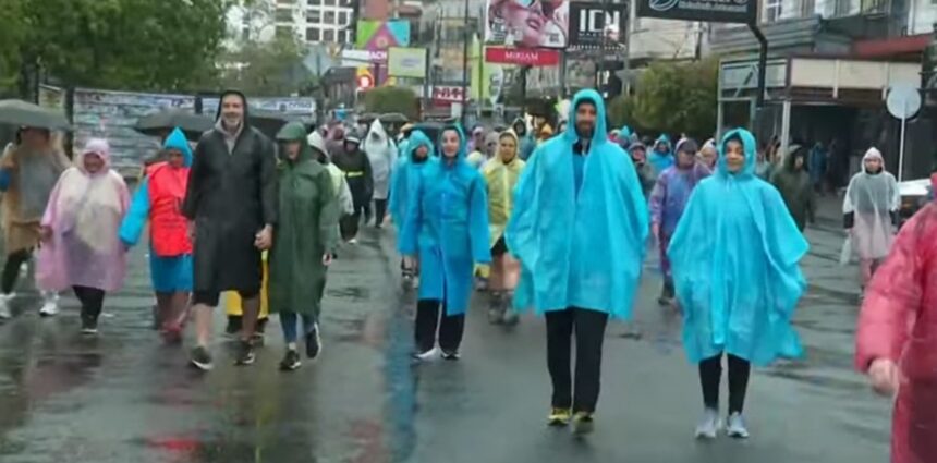 Bajo la lluvia y con mucha fe: una multitud avanza hacia luján