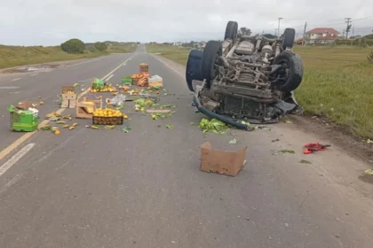Caos en la ruta 11: un violento choque y vuelco dejó heridos y un carril cubierto de frutas y verduras