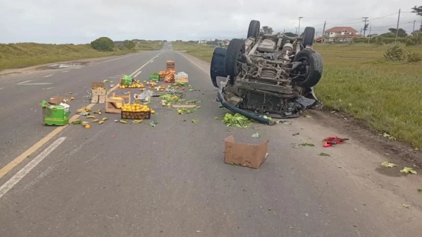 Caos en la ruta 11: un violento choque y vuelco dejó heridos y un carril cubierto de frutas y verduras