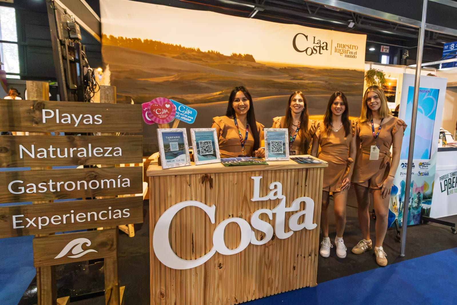 La costa ya prepara el verano 2027 y presentó su propuesta para la próxima temporada 2 Stand turístico del partido de la costa con información sobre playas, naturaleza y gastronomía
