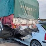 Violento choque en la ruta 226: un auto impactó contra un semirremolque estacionado