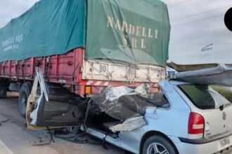 Violento choque en la ruta 226: un auto impactó contra un semirremolque estacionado