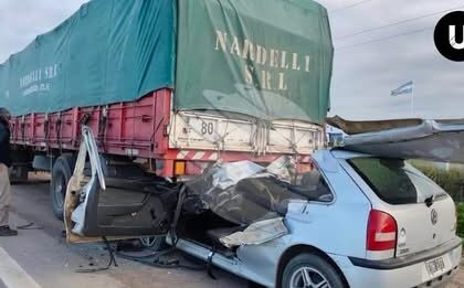 Violento choque en la ruta 226: un auto impactó contra un semirremolque estacionado