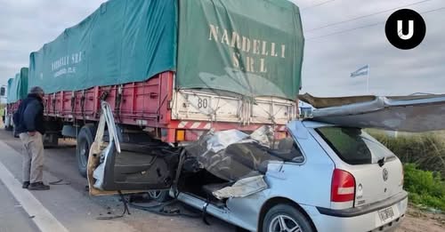 Violento choque en la ruta 226: un auto impactó contra un semirremolque estacionado