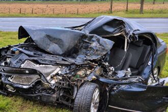 Tragedia en ruta 2: un muerto tras violento choque de un auto contra un camión y una camioneta en castelli