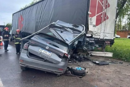 Tragedia en la ruta 2: un hombre murió y otro resultó gravemente herido tras chocar contra un camión