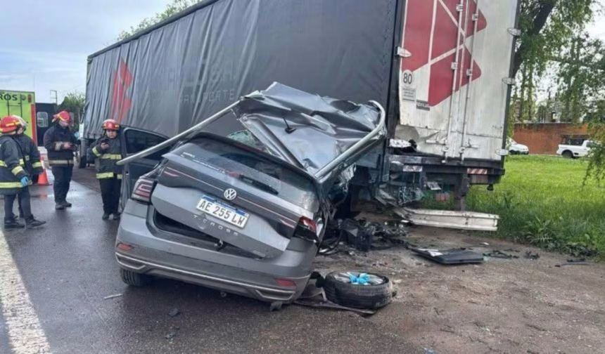 Tragedia en la ruta 2: un hombre murió y otro resultó gravemente herido tras chocar contra un camión