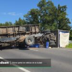 Grave accidente en ruta 215: chocaron un camión y una camioneta y volcó el acoplado cargado con pollos