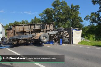 Grave accidente en ruta 215: chocaron un camión y una camioneta y volcó el acoplado cargado con pollos