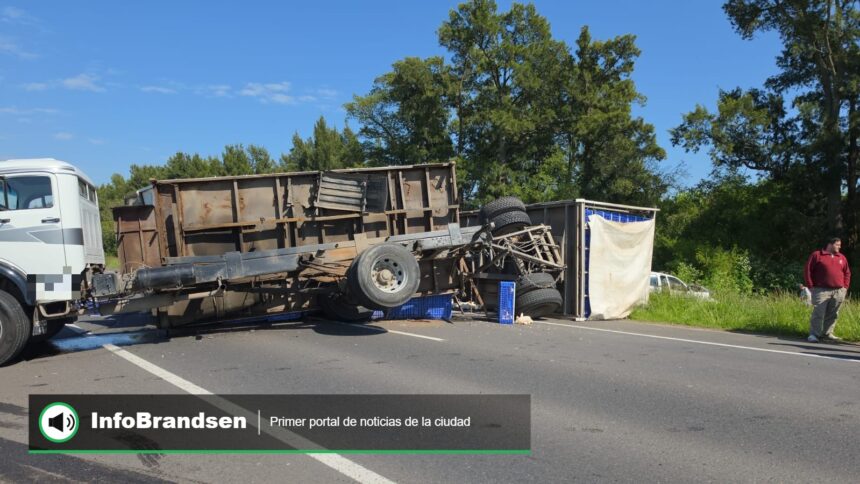Grave accidente en ruta 215: chocaron un camión y una camioneta y volcó el acoplado cargado con pollos