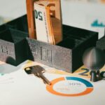 Llaves de vivienda junto a elementos de finanzas domésticas, fotografía ilustrativa de alquileres