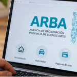 Computadora portátil con una pantalla de gestión tributaria provincial