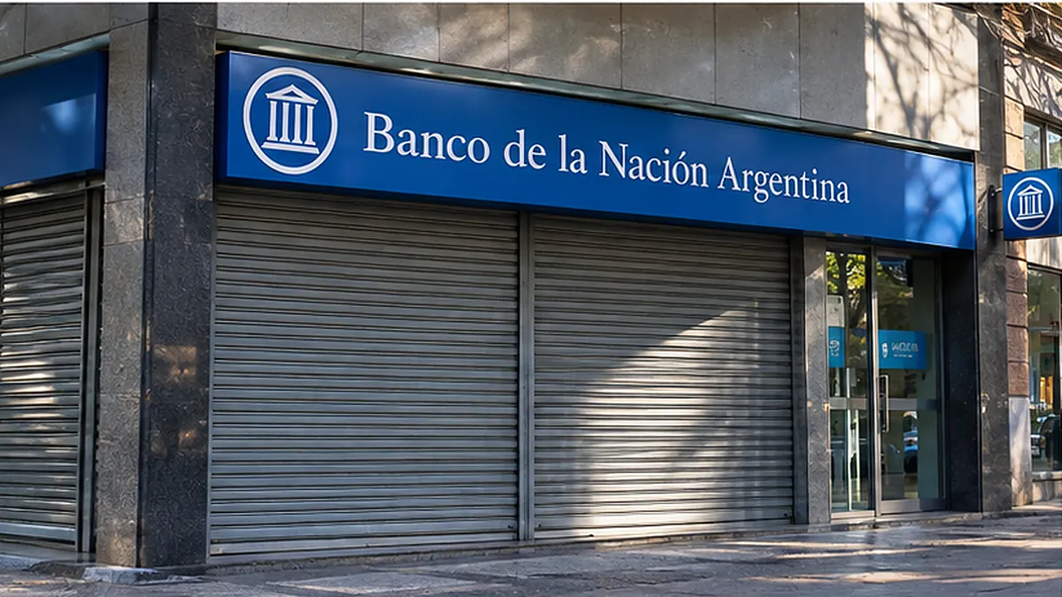 Feriado del lunes 12 de octubre: qué pasa con los bancos, las transferencias y los pagos 2 Sucursal bancaria con persiana metálica baja en una ciudad argentina