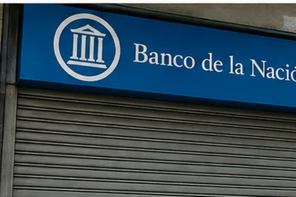 Composición editorial de una sucursal bancaria argentina con persiana cerrada