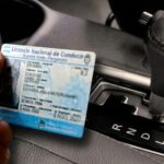 Licencia de conducir: quienes rindan con caja automática no podrán manejar autos manuales