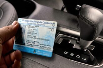 Licencia de conducir: quienes rindan con caja automática no podrán manejar autos manuales