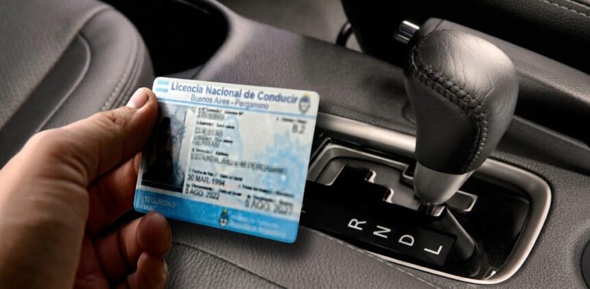 Licencia de conducir: quienes rindan con caja automática no podrán manejar autos manuales