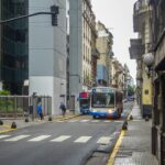 Colectivo urbano circulando por una calle de buenos aires; fotografía ilustrativa del transporte público