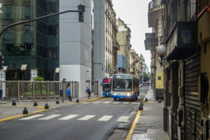Colectivo urbano circulando por una calle de buenos aires; fotografía ilustrativa del transporte público