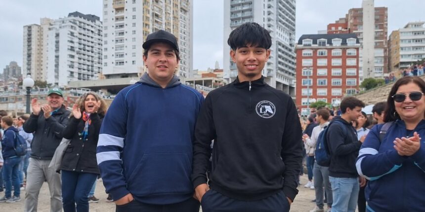 Dos chicos conocieron el mar por primera vez gracias a los juegos bonaerenses