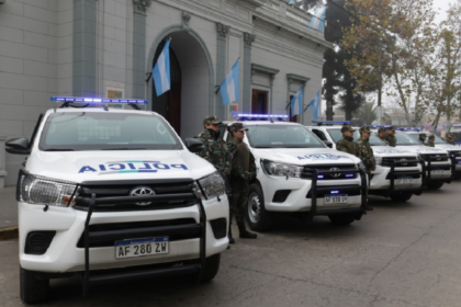 Móviles y personal policial durante una actividad vinculada a seguridad en san vicente