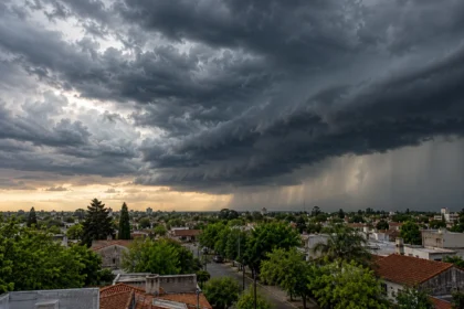 Frente de nubes de tormenta sobre un entorno urbano bonaerense