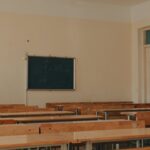 Aula vacía con pupitres y pizarrón, imagen ilustrativa del paro docente del 29 de octubre
