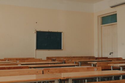 Aula vacía con pupitres y pizarrón, imagen ilustrativa del paro docente del 29 de octubre