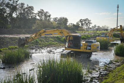 Maquinaria pesada trabajando en un curso de agua del partido de san vicente